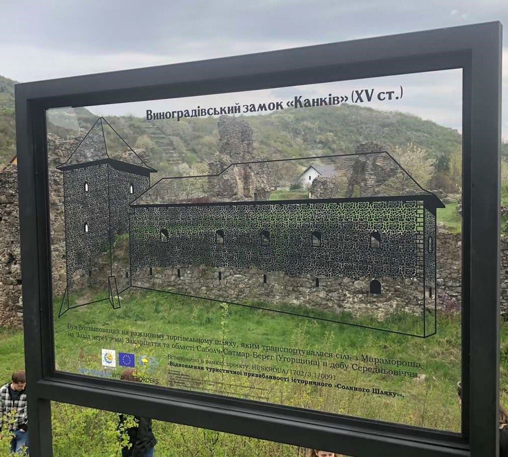 Вандали пошкодили візуально-інформаційний стенд на території замку Канків на Закарпатті (ФОТО)