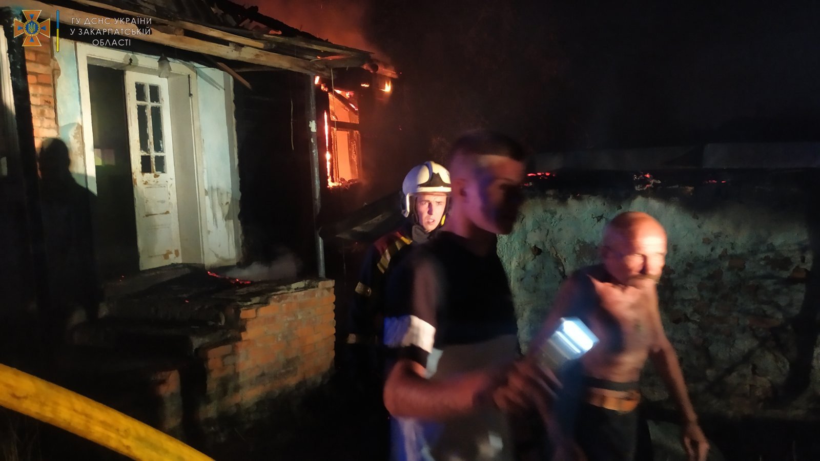 На Хустщині врятували чоловіка, що в шоковому стані залишався у палаючому будинку (ФОТО)