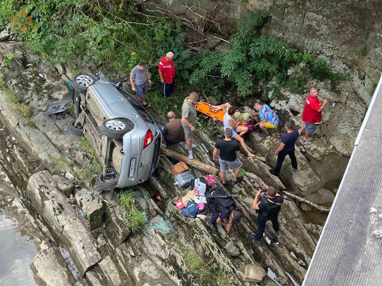 На Хустщині авто злетіло з дороги в річку: батько, мати й донька – у лікарні (ФОТО)