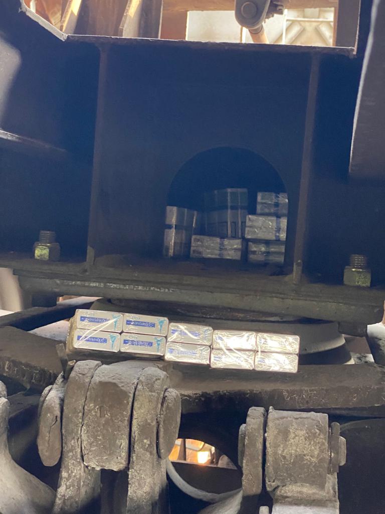 На Закарпатті у поїзді "Чоп-Захонь", що перевозив пшеницю, знайшли майже 2 ящики сигарет (ФОТО)