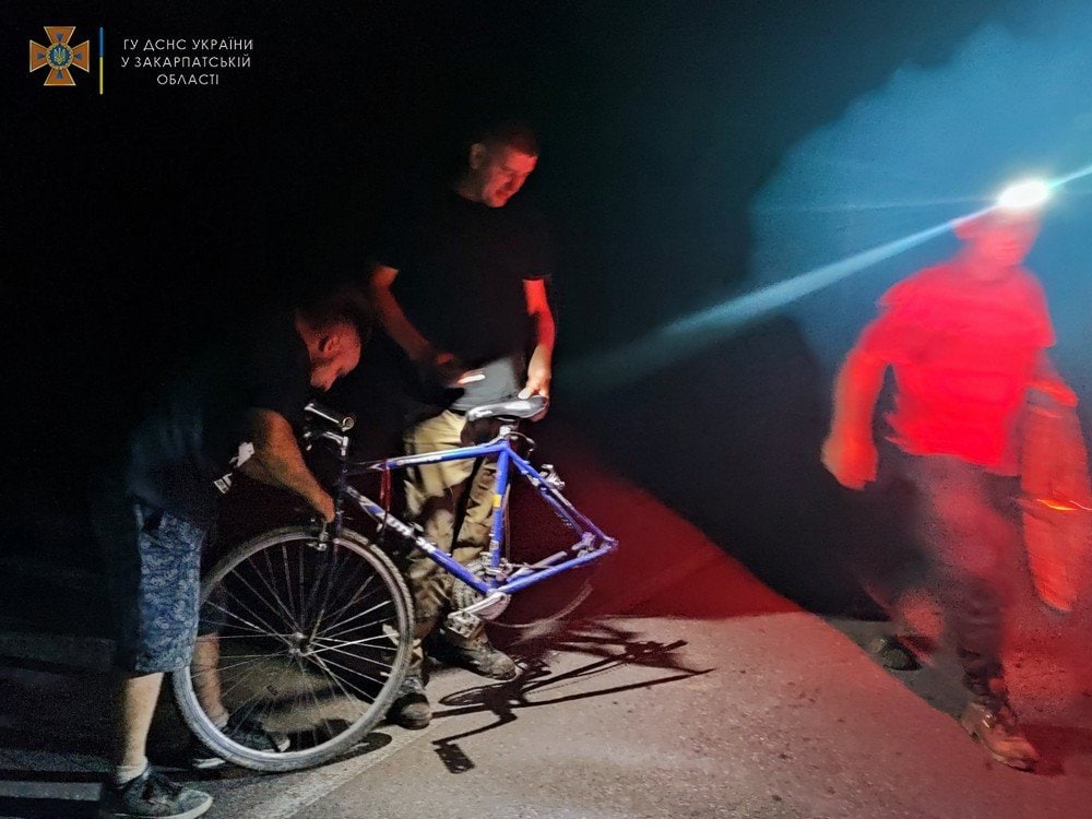 На Закарпатті відшукали велосипедиста, що заблукав у лісі (ФОТО)