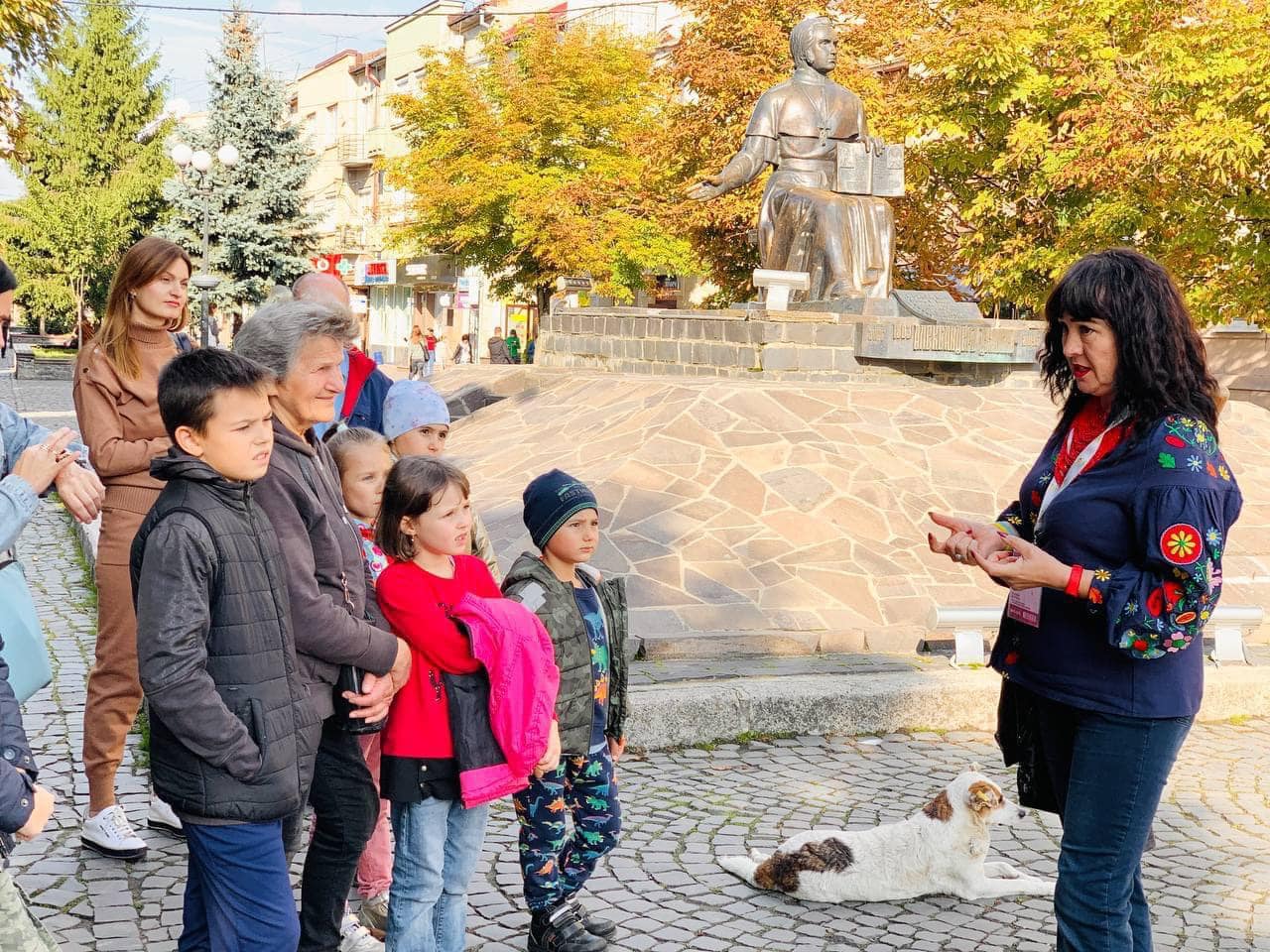Під час благодійної екскурсії вулицями Мукачева зібрали 1100 гривень для ЗСУ (ФОТО)
