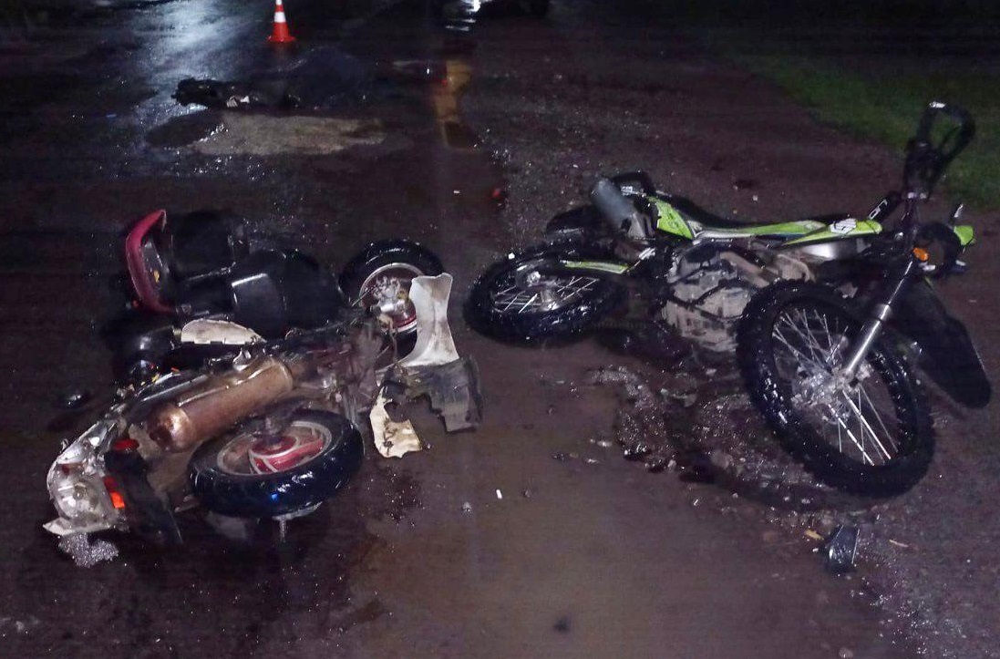 На Тячівщині 17-річний мотоцикліст, в'їхавши ззаду в мопед, смертельно травмував його водія і сам покалічився (ФОТО)