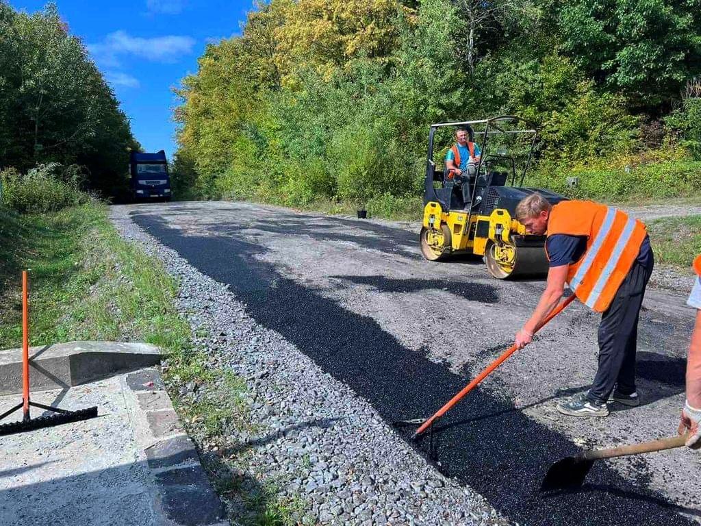 На автодорозі Ужгород-Ярок ліквідовували ямковість (ФОТО)