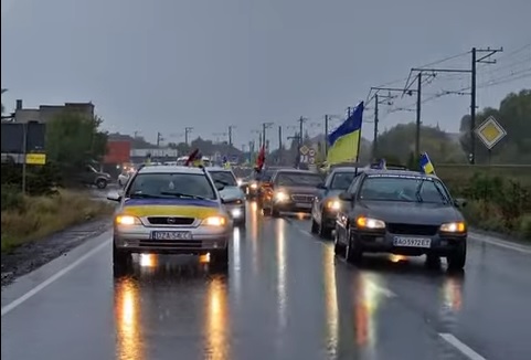 На Перечинщині зустрічали кортеж з тілом 22-річного Героя Андрія Купцова (ВІДЕО)