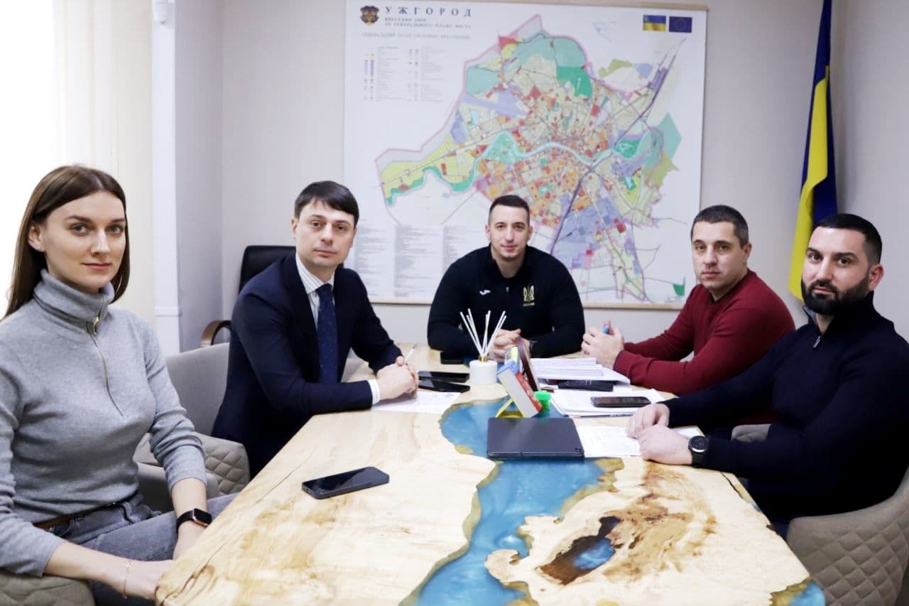 Будівництво льодової арени в Ужгороді обговорили з президентом Федерації хокею України Георгієм Зубком (ФОТО)