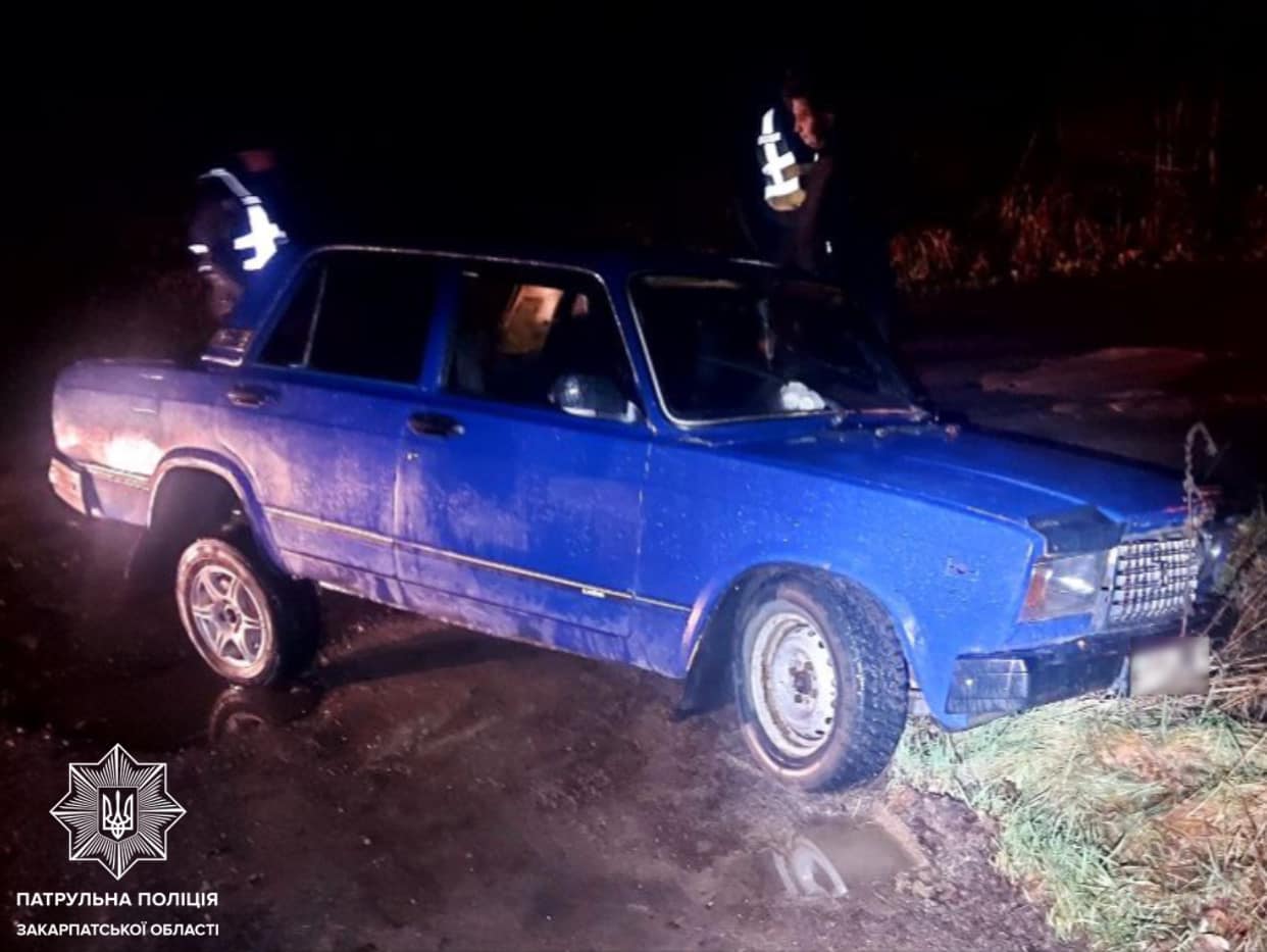 На Мукачівщині та в Ужгороді п'яні водії поз'їжджали в кювети (ФОТО)
