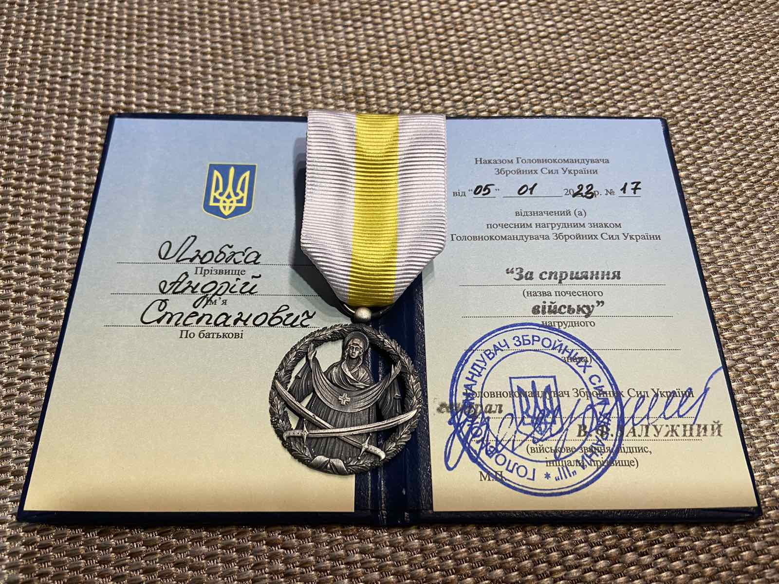 Закарпатський письменник та волонтер Андрій Любка отримав нагороду від Залужного (ФОТО)