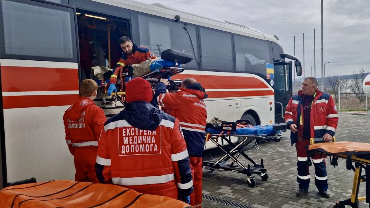 В Ужгород евакуаційним автобусом доправили поранених військовослужбовців на лікування та подальшу реабілітацію (ФОТО)