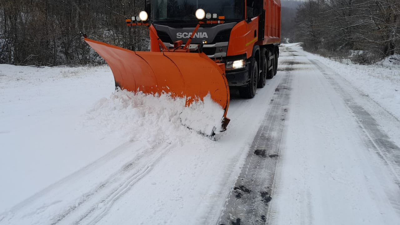 На Закарпатті автошляхи місцевого значення розчищають від снігу 17 одиниць техніки