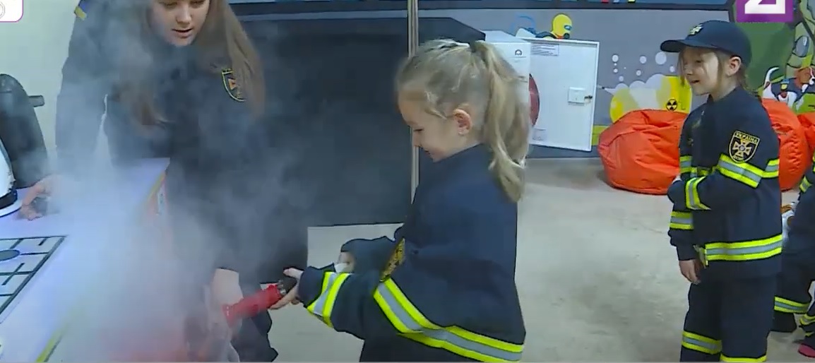 У класі безпеки "Вогник" в Ужгороді рятувальники проводять для дітей інтерактивні уроки (ВІДЕО)