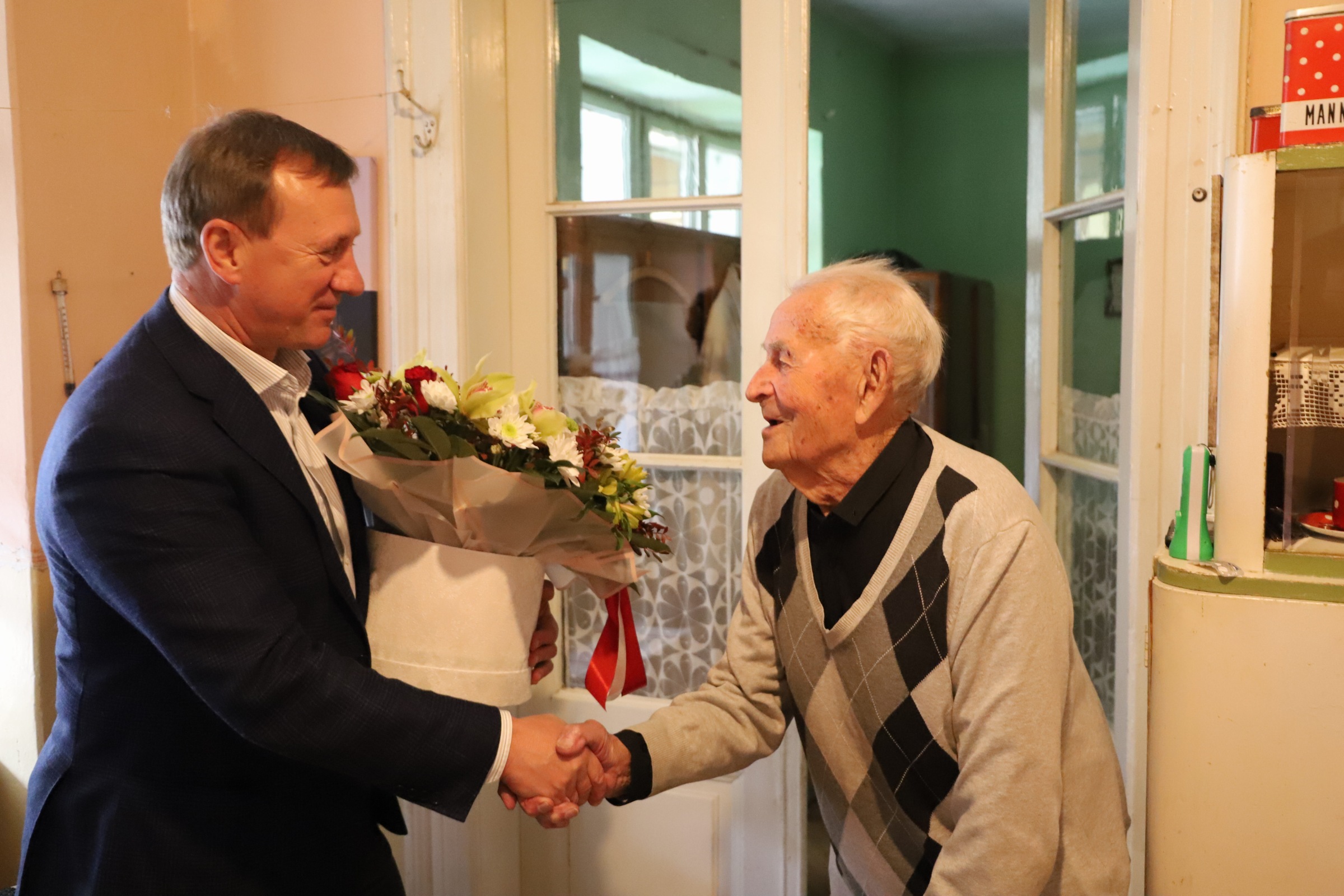 106 років сьогодні відзначає ужгородець Микола Деревляник (ФОТО)