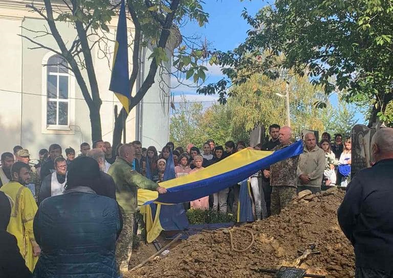 В Оноку на Виноградівщині провели в останню дорогу Героя Івана Савка (ФОТО)