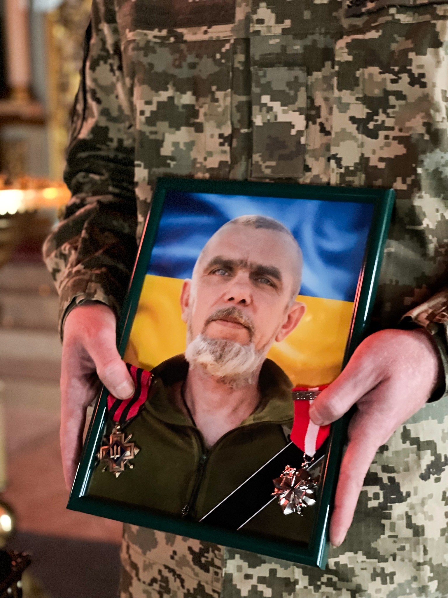 Мукачево попрощалося з полеглим у війні молодшим сержантом Сергієм Федорці (ФОТО)