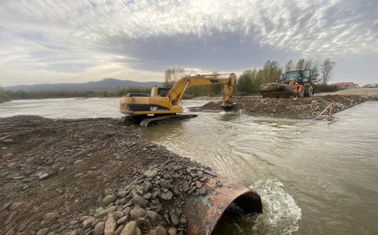 Служба відновлення та розвитку інфраструктури відзвітувала про "відновлення" тимчасової переправи через річку Тересва (ФОТО)
