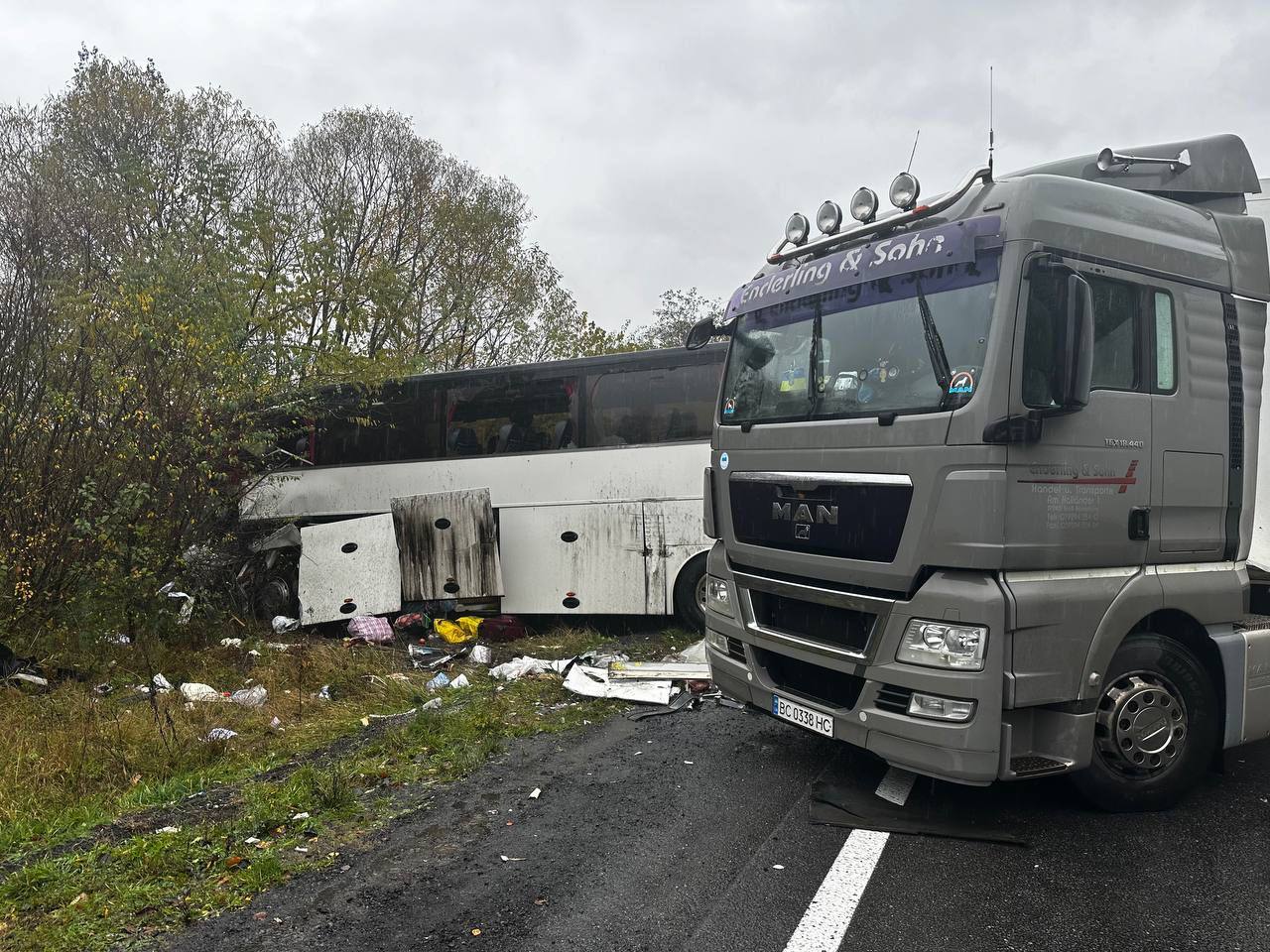 Біля Нижніх Воріт вантажівка зіткнулася з автобусом, є загиблі (ФОТО)