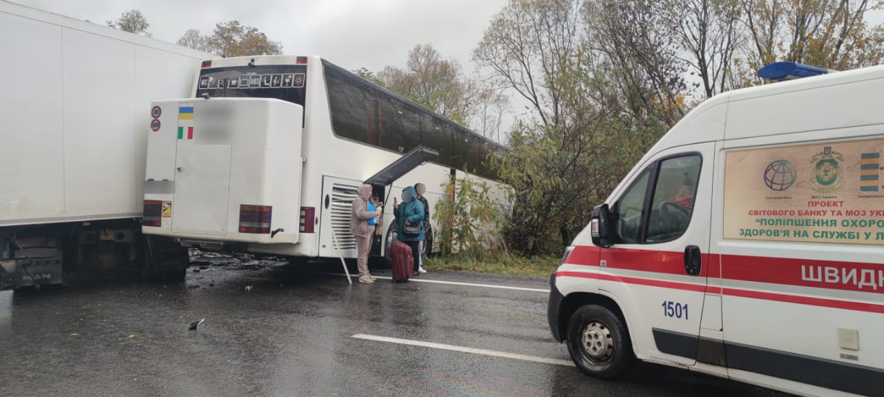 Поліція розповіла про обставини "смертельного" зіткнення вантажівки та автобуса біля Нижніх Воріт (ФОТО)