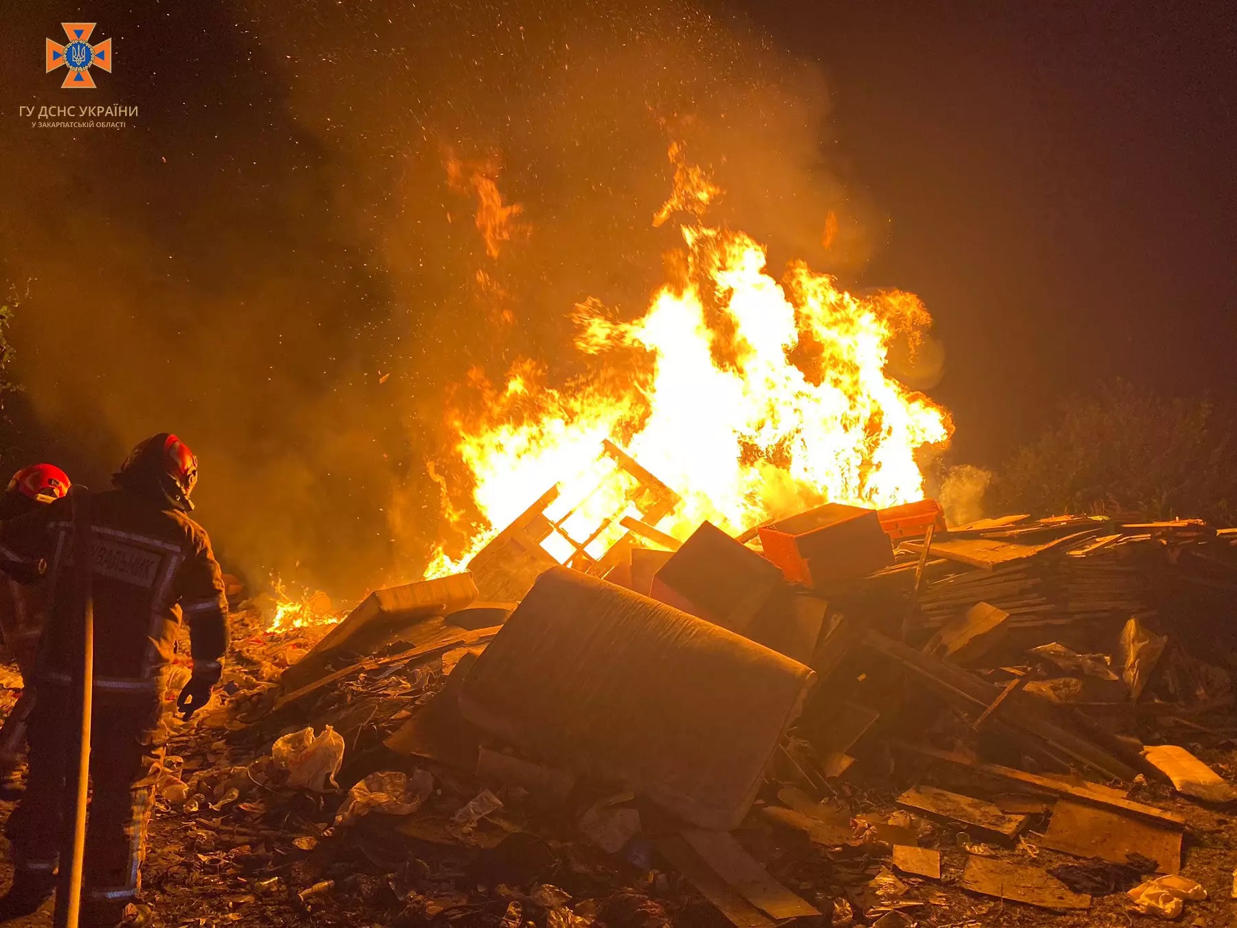 В Ужгороді на Тельмана горіла дерев’яна надвірна споруда (ФОТО)