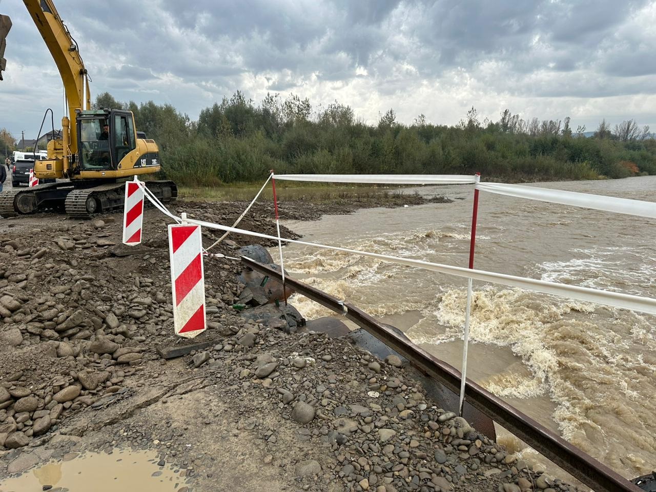 Через підмив призупинено рух на тимчасовій переправі через Тересву (ФОТО)