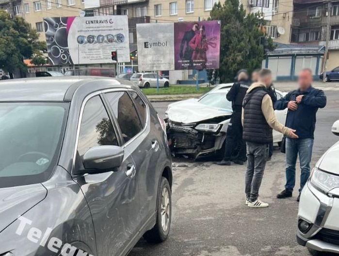 Учорашню ДТП в Ужгороді спричинив п'яний поліцейський (ФОТО, ВІДЕО)