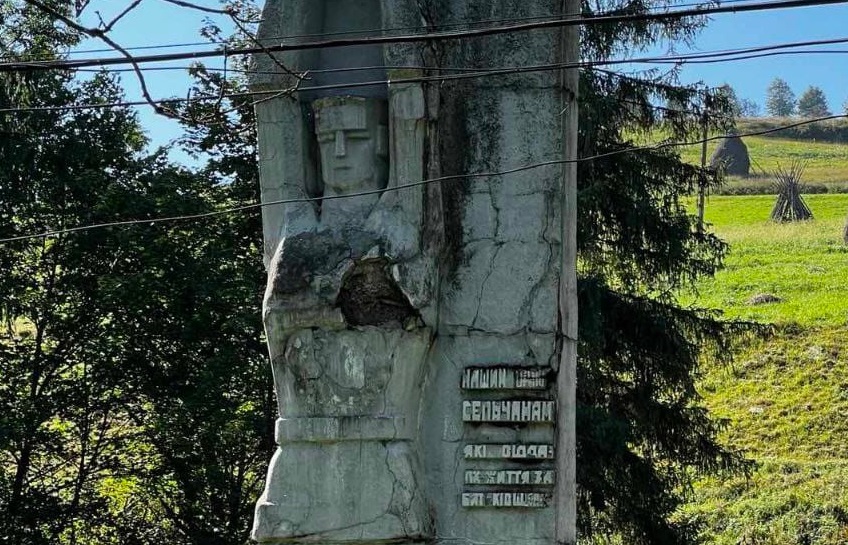 ФОТОФАКТ. Пам'ятник радянському солдату демонтували у Нижньому Студеному Пилипецької громади