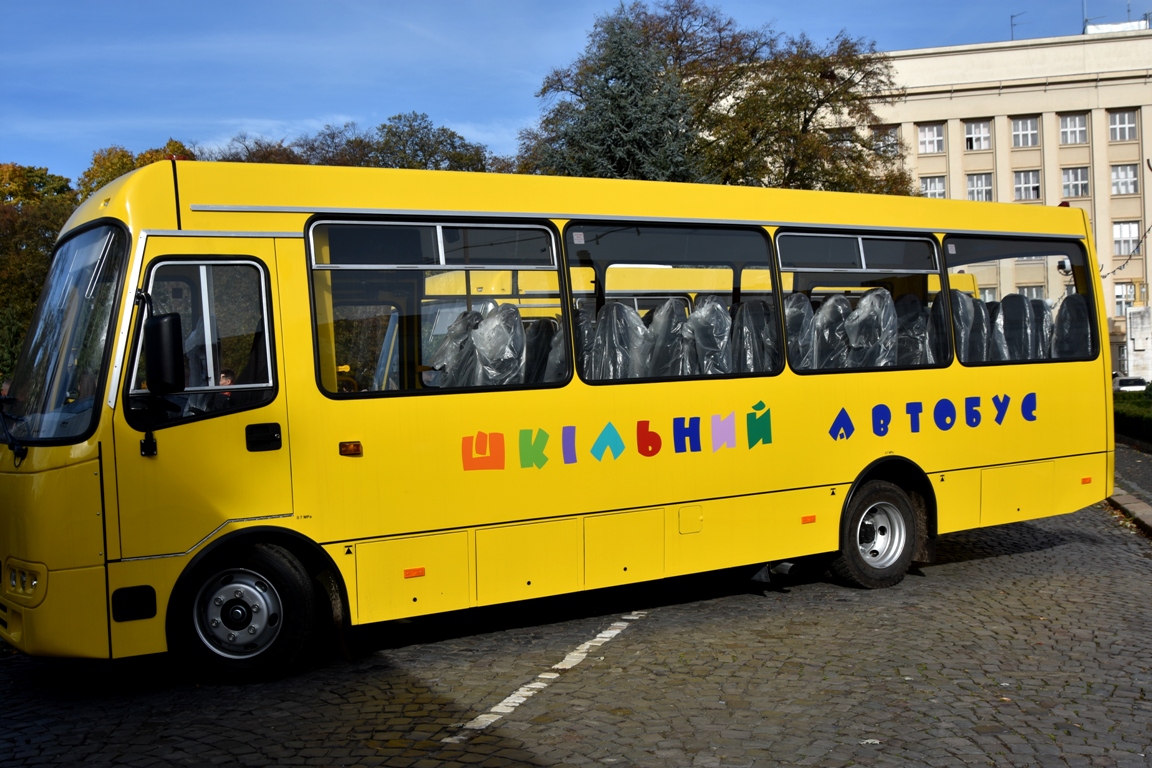 Школи Закарпаття отримали 10 нових автобусів замість вилучених на потреби ЗСУ (ФОТО)