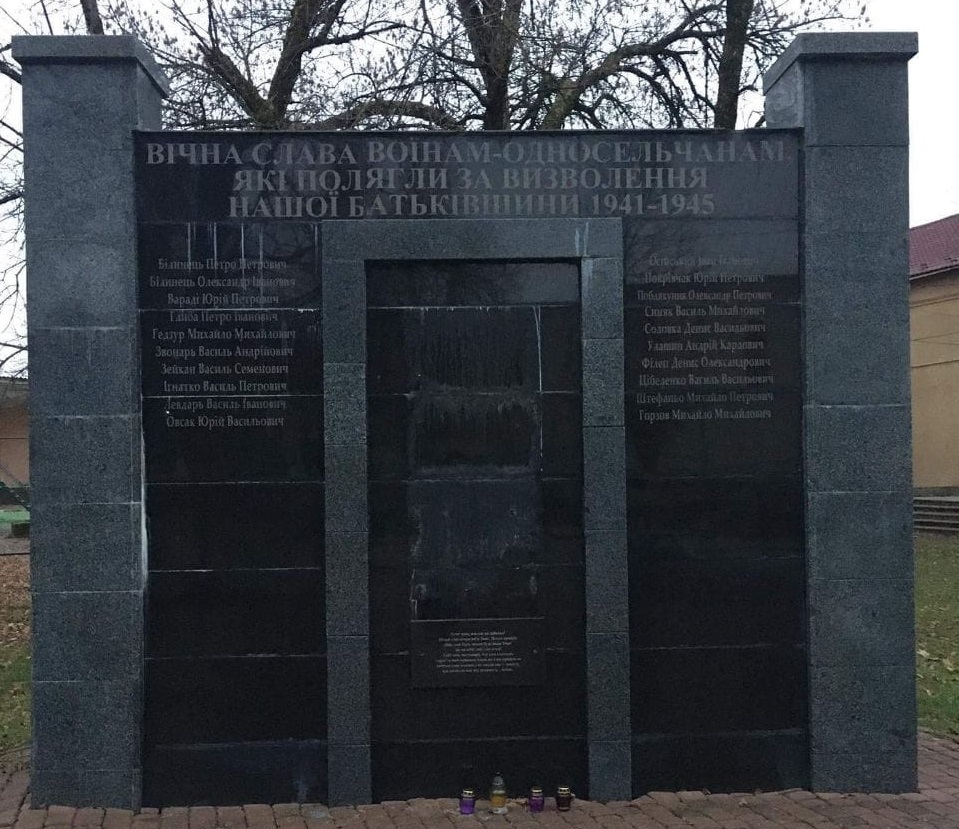 ФОТОФАКТ. У Білках демонтували радянського солдата, до якого клали квіти в День Гідності та Свободи