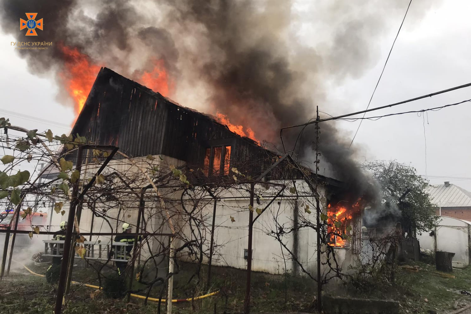 У Великих Ком'ятах Виноградівської громади через залишений увімкненим електрокамін згорів будинок (ФОТО)
