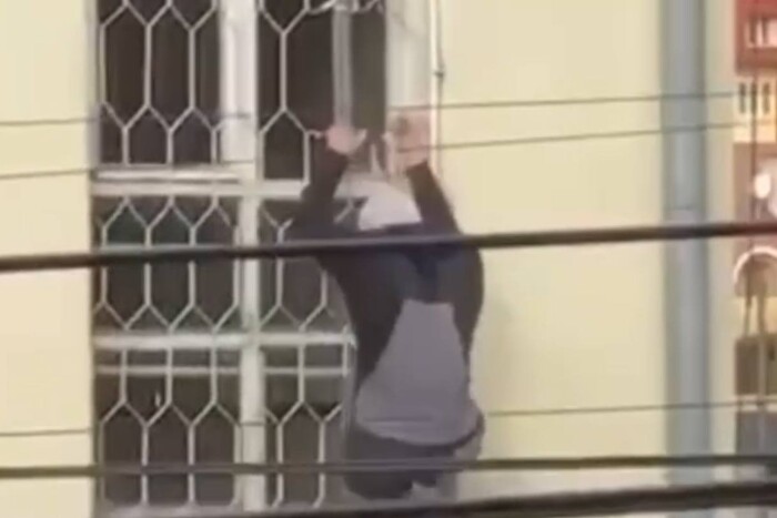 У Мукачеві мобілізовуваний перепиляв ґрати і втік через вікно 2-го поверху ТЦК (ВІДЕО)