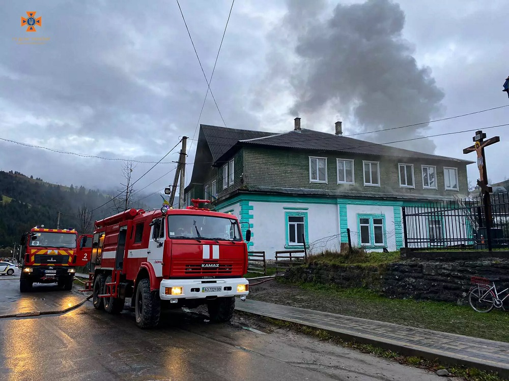 У Богдані на Рахівщині горіла школа (ФОТО)