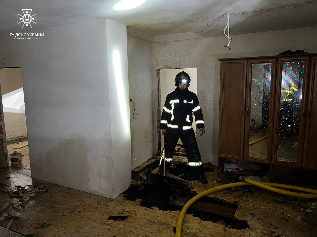 Рятувальники розповіли про обставини пожежі в будинку у Верхній Визниці на Мукачівщині (ФОТО)
