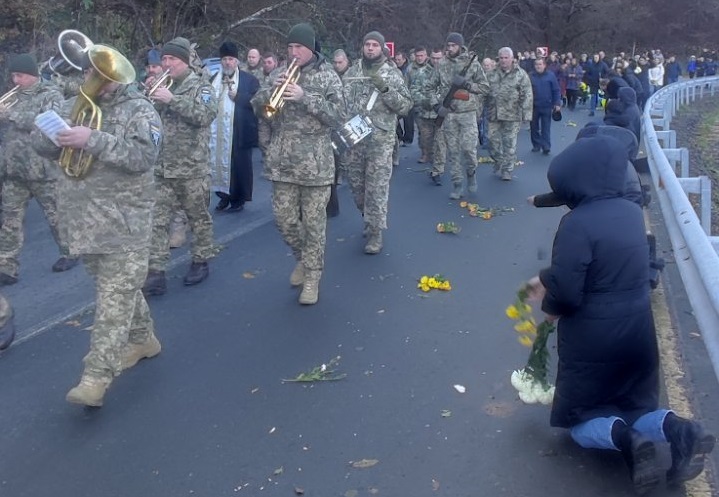 В Оленьові Полянської громади провели в останню дорогу Героя Романа Куцкіра (ФОТО, ВІДЕО)