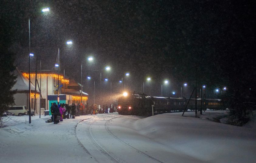 На Львівщині через снігопад проблеми з електрикою, поїзди на/із Закарпаття рухаються з невеликою затримкою