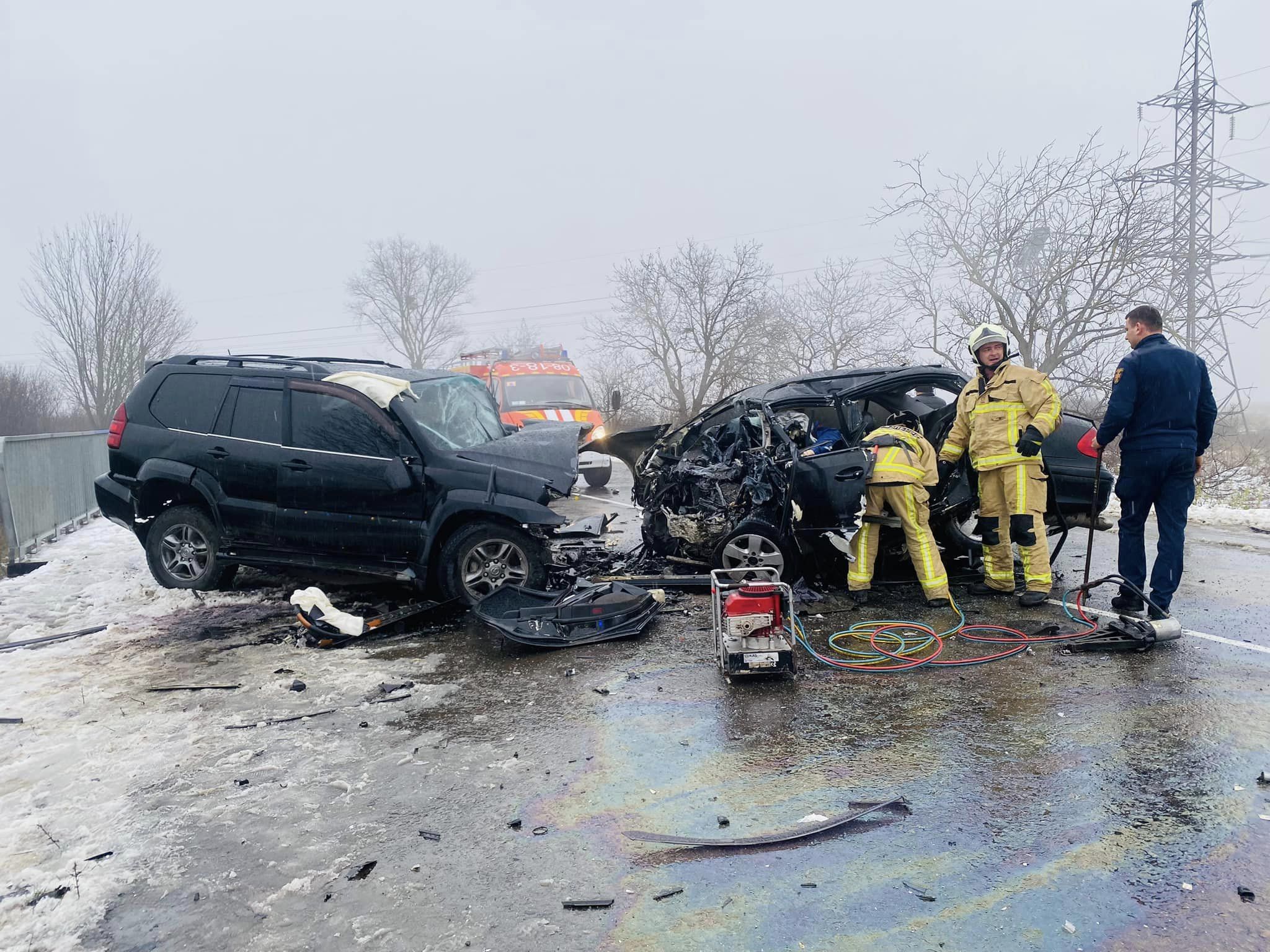 У лобовому зіткненні Mercedes-а та Lexus-а на Берегівщині один чоловік загинув, інший - травмований (ФОТО)