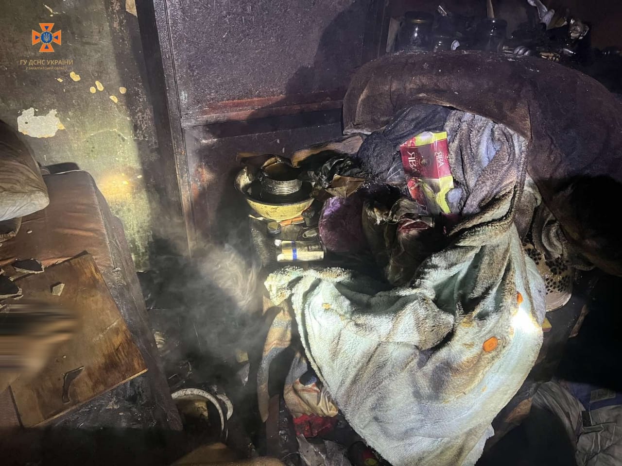 У Берегові в пожежі гуртожитку ймовірно через паління в ліжку загинула жінка (РОЗШИРЕНО)
