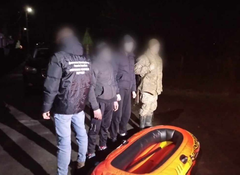 На кордоні з Угорщиною за допомогою безпілотника виявили 2 групи "ухилянтів" і матір з маленькими дітьми (ФОТО)