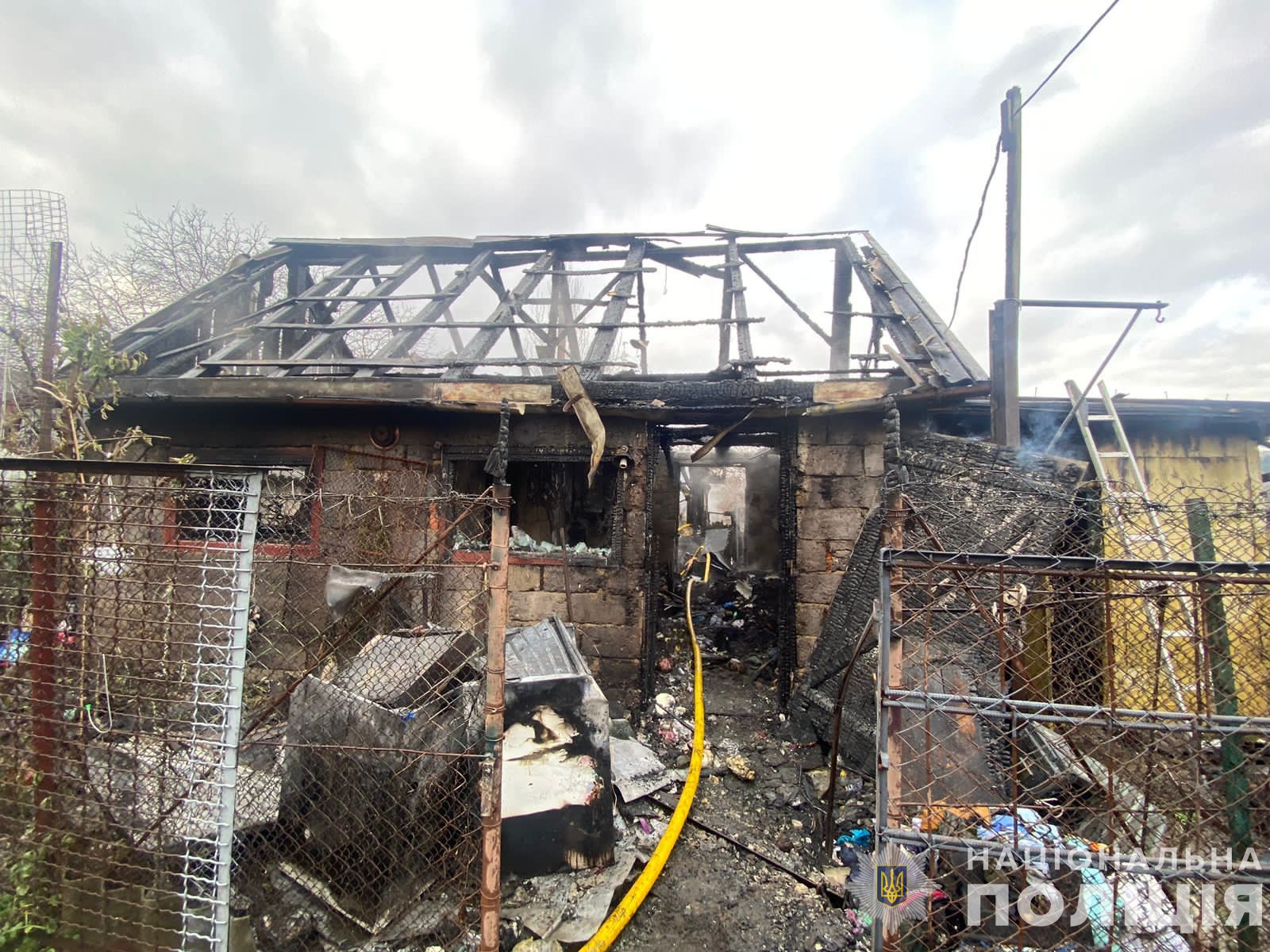 У пожежі в Солотвині, де загинули пенсіонер і двоє діток, ще двоє дітей врятувалися (ФОТО)