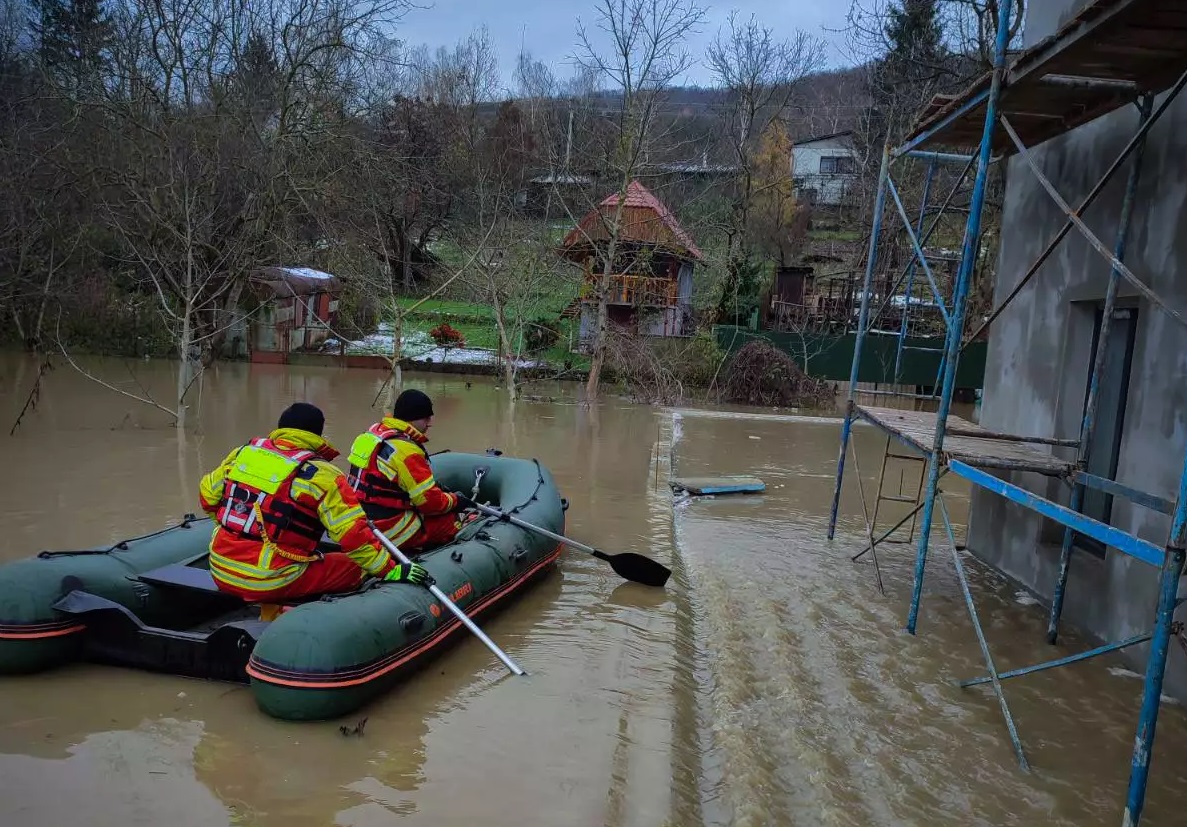 В Оріховиці біля Ужгорода рятувальники допомогли чоловікам на дачі, оточеній паводковою водою (ФОТО)
