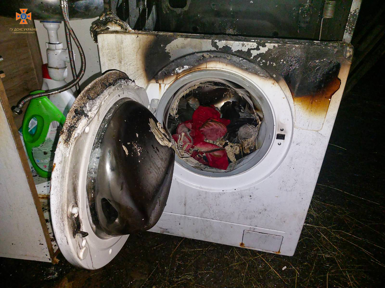 У Ясіні на Рахівщині через залишену ввімкненою без нагляду "пралку" ледь не згорів будинок (ФОТО)
