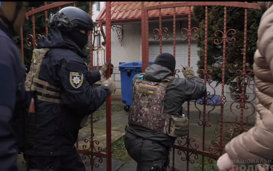 У приужгородському Минаї поліція "накрила" приватний пансіонат для людей похилого віку (ФОТО, ВІДЕО)