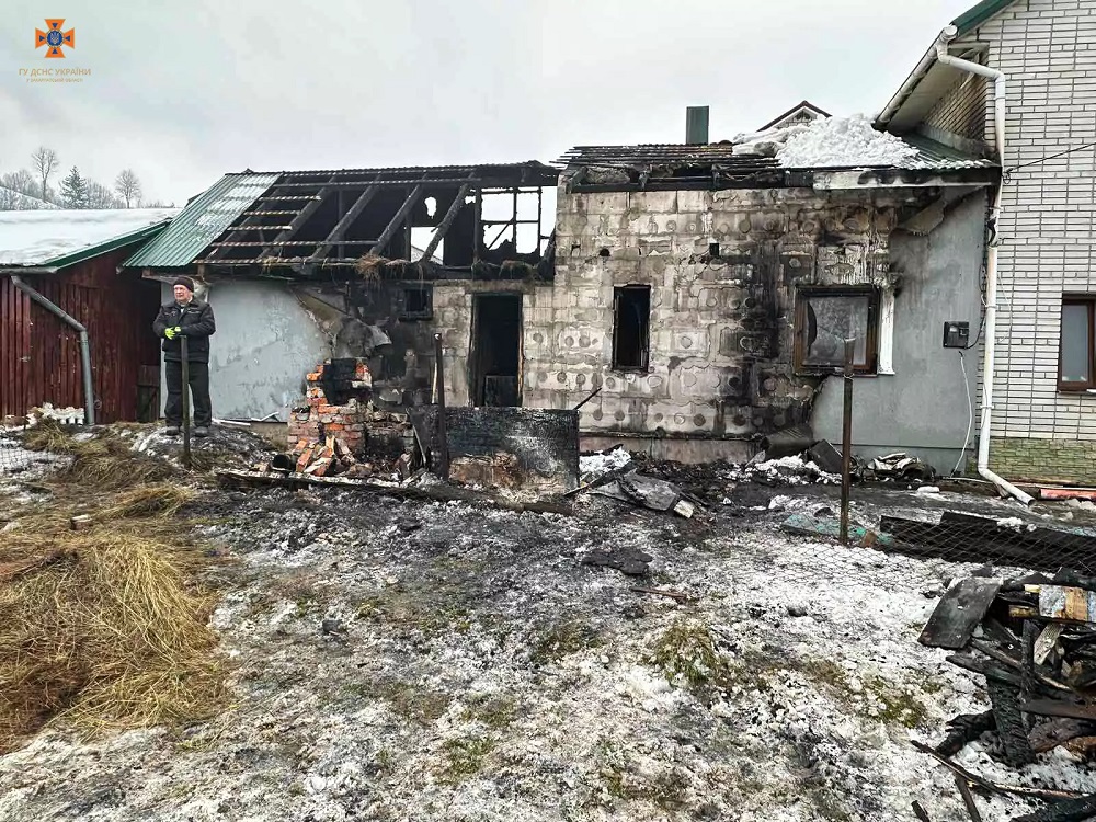 У Колочаві через "безнаглядну" коптильню згоріли хлів і літня кухня та мало не згорів будинок (ФОТО)