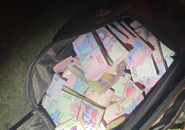 На Закарпатті в "Крайслері" українця, що повертався з ЄС, виявили кілька мільйонів гривень готівкою (ФОТО)
