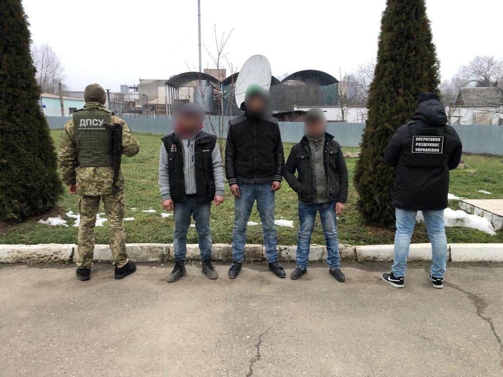 Дві групи військовозобов'язаних чоловіків затримали поблизу кордону на Закарпатті (ФОТО)