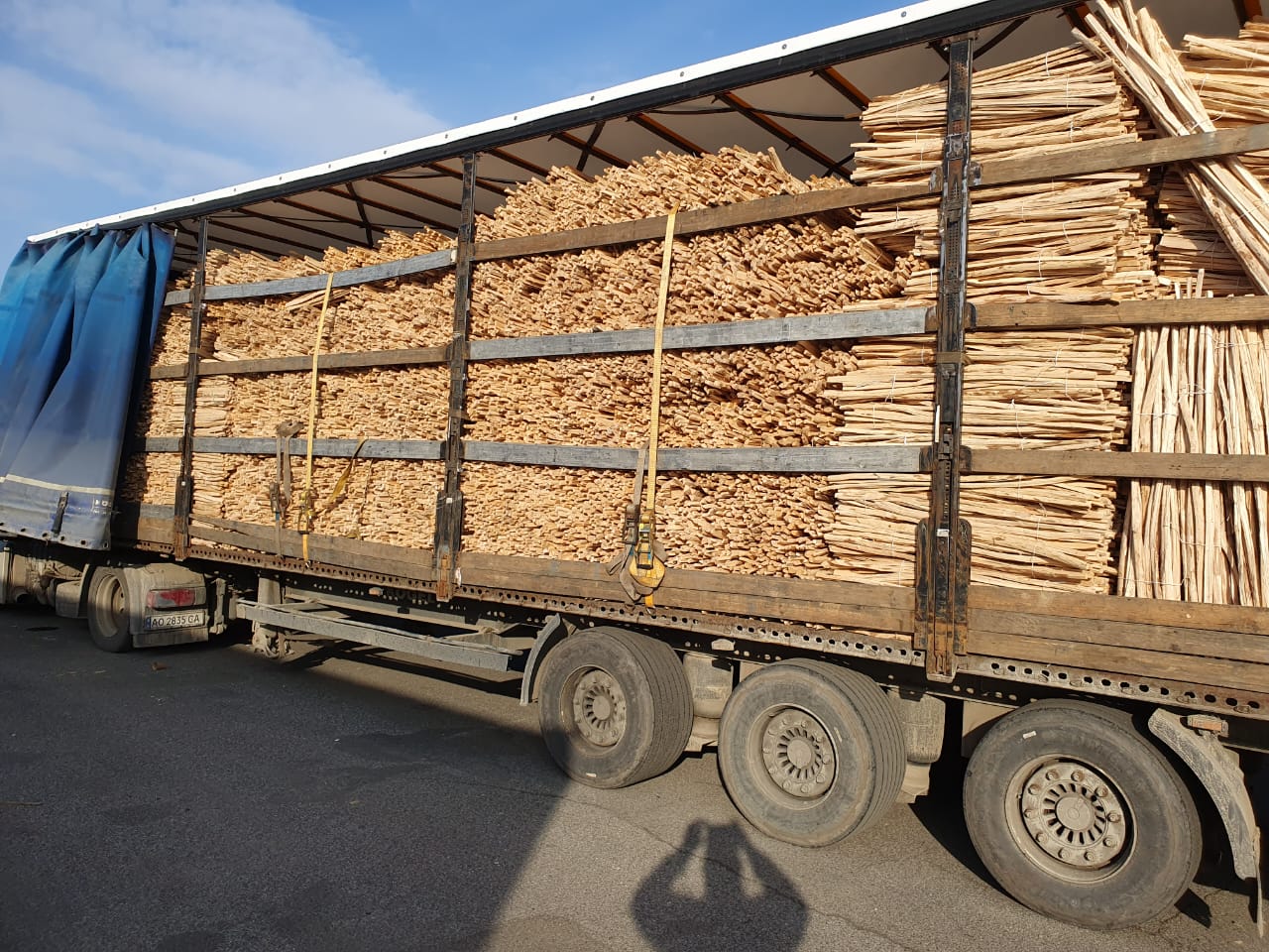 На Закарпатті попередили незаконне вивезення за кордон двох вантажівок з лісом (ФОТО)
