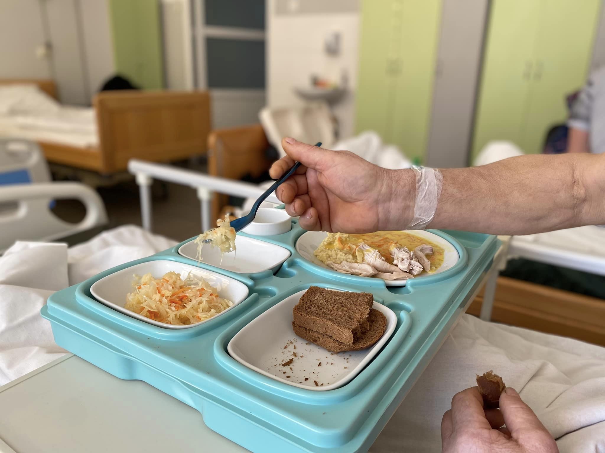 В Обласному клінічному центрі нейрохірургії та неврології в Ужгороді оновили меню й закупили термобокси для індивідуальних обідів (ФОТО)