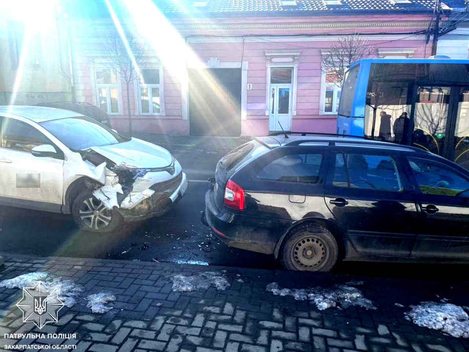 В Ужгороді п'яний водій врізався у припарковане авто (ФОТО)