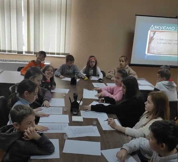 "Школа вихідного дня" для переселенців та місцевих учнів діє в Ужгородській публічній бібліотеці (ВІДЕО)