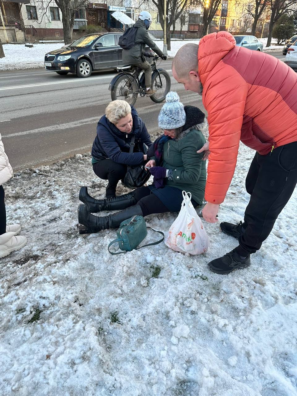 На пішохідному переході в Ужгороді авто збило жінку (ФОТО)