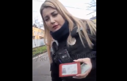 Ужгородську поліцейську відсторонили від роботи через скандальне відео (ВІДЕО)
