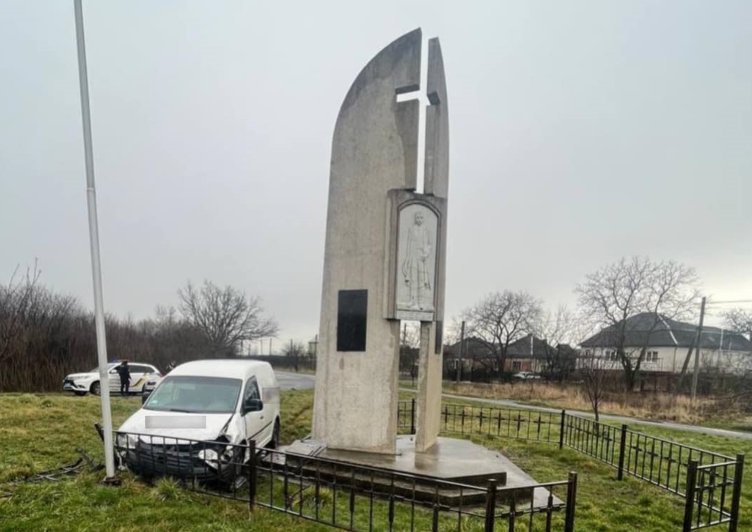 Під Ужгородом п'яний водій VW врізався в огорожу пам'ятника Егану (ФОТО)